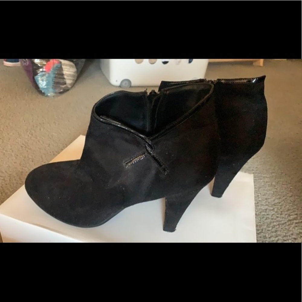 Black heeled shoes
